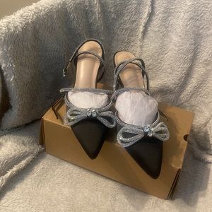 Doubled bow pointed occasion heel